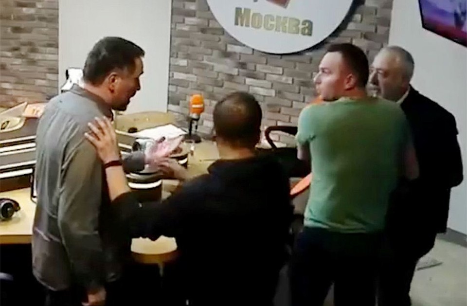 Разнимали журналистов тоже журналисты.