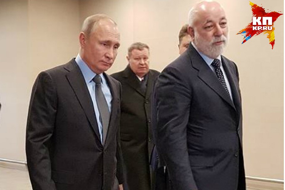 Спустившись с трапа своего самолета, Путин сразу отправился осматривать новую воздушную гавань. Фото: Ольга ЧЕПУРНАЯ