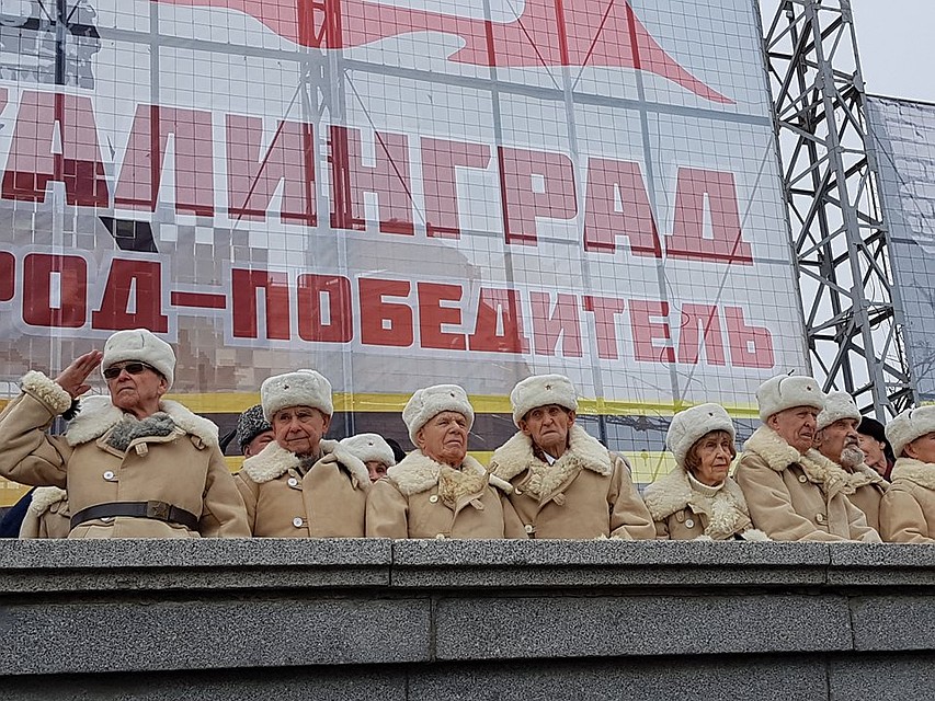 Ветераны приветствуют Знамя Победы на параде. Фото: Екатерина СИМОХИНА