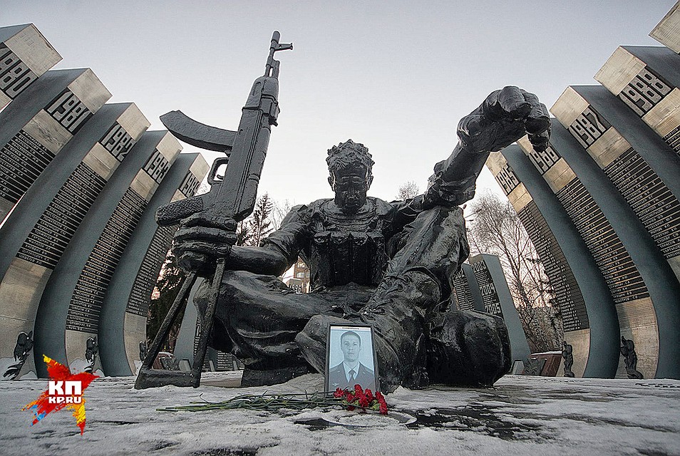 Фото пилота Су-25 майора Романа Филлиппова у мемориального комплекса "Черный тюльпан" в Екатеринбурге. Фото: Алексей БУЛАТОВ