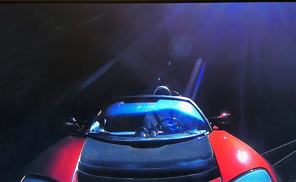 Красный Tesla Roadster отправился в космос