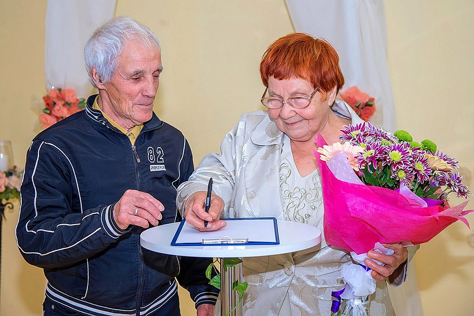Расписываться в Костромской ЗАГС 76-летний Николай Николаевич и 80-летняя Ольга Андреевна пришли самыми первыми из всех свадебных пар.