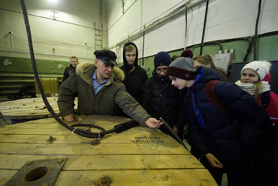 Любопытным восьмиклассникам рассказали, как ток от электростанций попадает в дома Фото: Алексей БУЛАТОВ