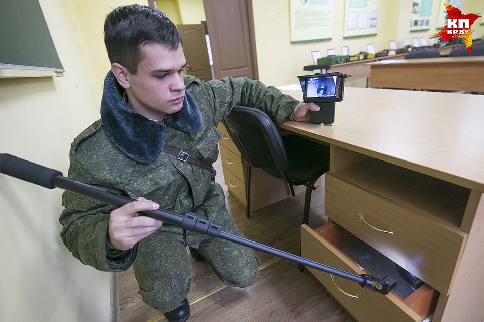 Начальник специальной группы разминирования показывает, как работает спецсредство для досмотра и поиска взрывоопасных предметов. Фото: Павел МАРТИНЧИК