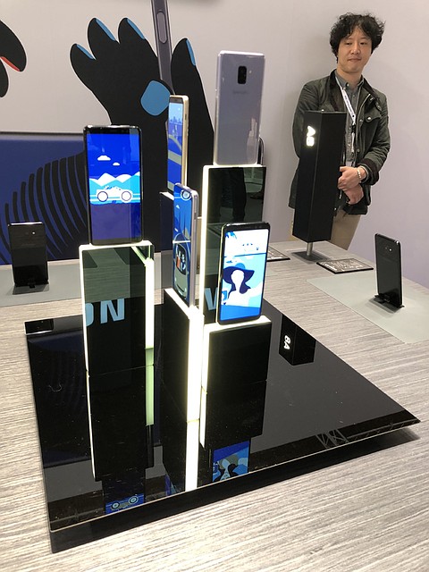 Через пару дней в Барселоне Samsung покажет Galaxy S9. Но модели 2016 и 2017 годов по-прежнему пользуются популярностью. Фото: Александр МИЛКУС