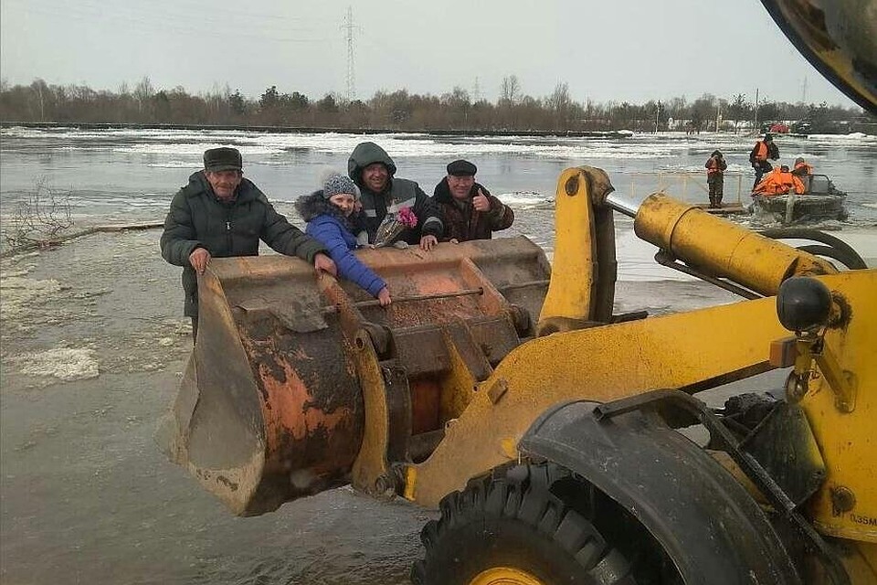 Когда еще переправа работала, кто-то решил подвезти людей к катерам в ковше экскаватора. Фото: vk.com/ztk_online