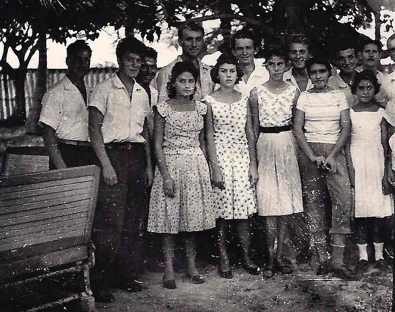 С местными девушками можно было только фотографироваться.