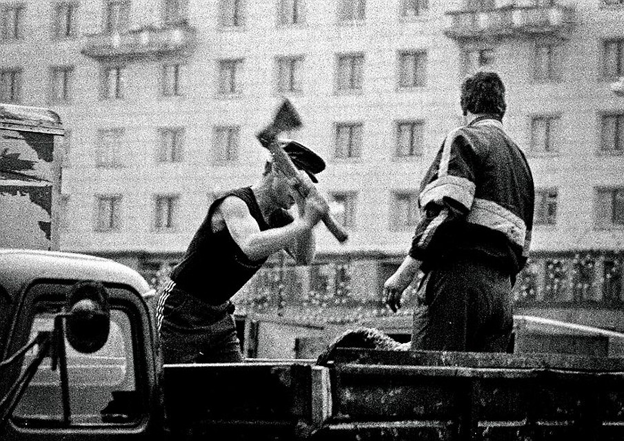 В начале 90-х в Челябинске на улицах торговали мясом из грузовиков. Фото: Вячеслав ШИШКОЕДОВ.