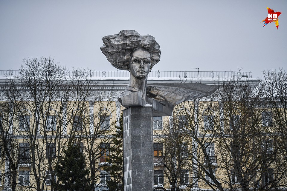 Всех приезжающих в Иваново встречает монумент Молодым революционеркам текстильного края. Прообразом для него послужила революционерка Ольга Генкина, убитая черносотенцами на находящемся рядом вокзале в 1905 году. Фото: Виктор ГУСЕЙНОВ