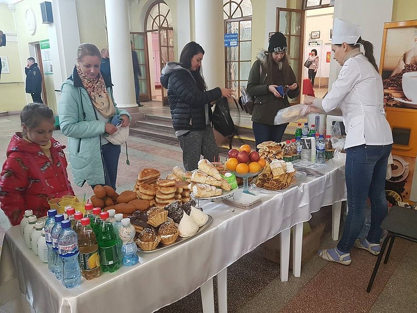На участках волгоградцы могут купить свежую выпечку. Фото: Екатерина СИМОХИНА