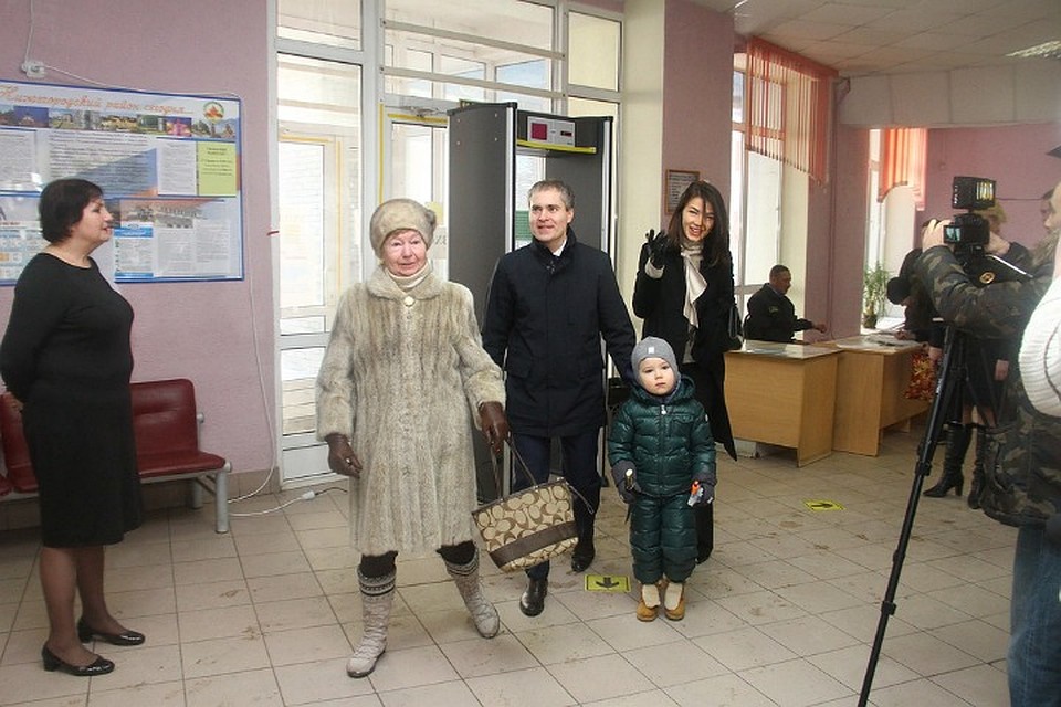 Владимир Панов пришел на выборы всей семей с женой, матерью и сыном. Фото: Роман ИГНАТЬЕВ