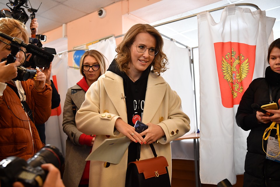 Внимание журналистов привлекло пальто политика. Фото: Виктор ГУСЕЙНОВ