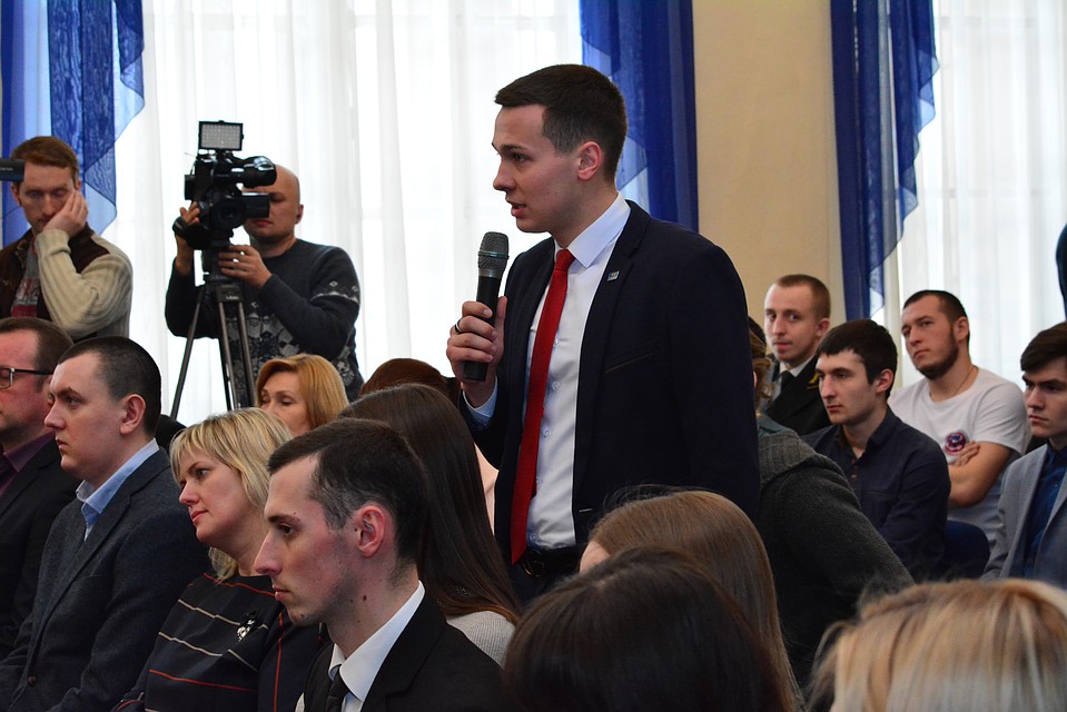 Примерно полтора часа Александра Захарченко общался со студентами вузов Республики - о стипендиях, стройотрядах, нашем будущем Фото: Юрий СОБОЛЕВ
