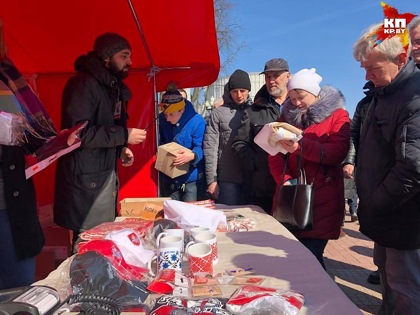 Возле оперного можно купить сувениры с белорусской символикой. Фото: Дарья ПУТЕЙКО