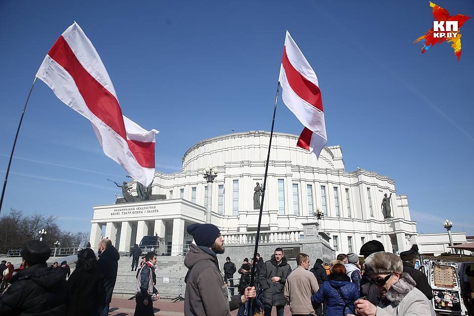 На праздник у Оперного деньги были собраны людьми. Фото: Павел МАРТИНЧИК