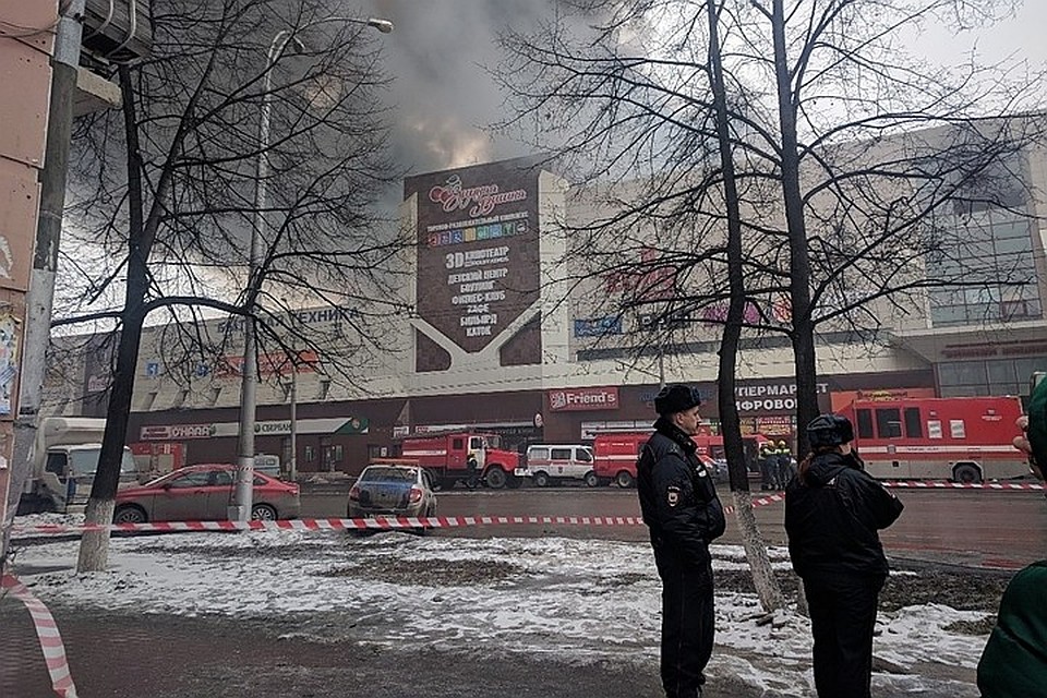 Огонь вспыхнул в огромном торгово-развлекательном комплексе в выходной, когда там отдыхали целыми семьями Фото: Полина ПРИЛУЦКАЯ
