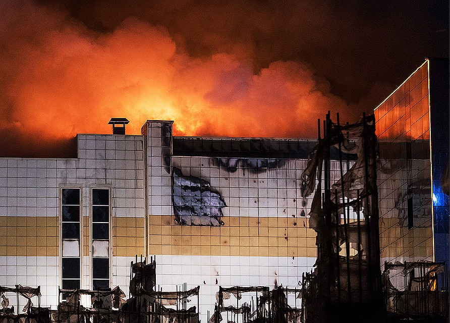 Пламя над торгово-развлекательным центром "Зимняя вишня" в Кемерово. ФОТО Данил Айкин/ТАСС