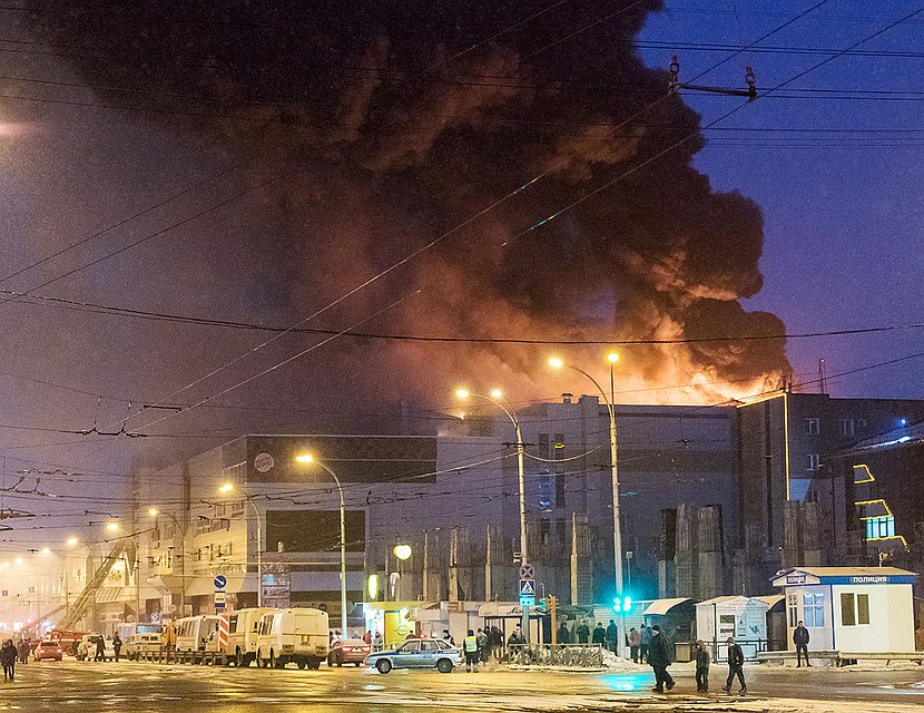 Огонь в ТЦ не удавалось полностью потушить до позднего вечера. ФОТО Данил Айкин/ТАСС