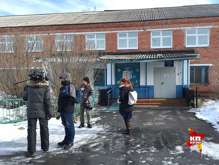 Журналисты у входа в Трещевскую школу. Фото: Ульяна СКОЙБЕДА