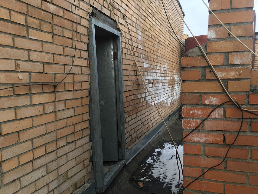 Прыгать в окно - тоже не вариант. И что делать? Фото: Павел КЛОКОВ