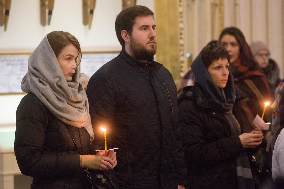 На панихиду пришла Эвелина Антонова - девушка, которая сидела напротив террориста Фото: Александр ГЛУЗ