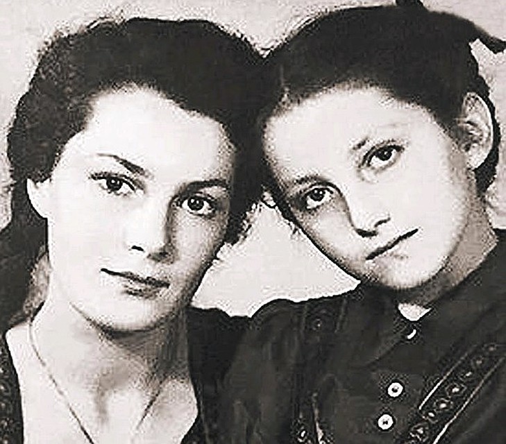 Элина Быстрицкая с сестрой Софией в молодости.