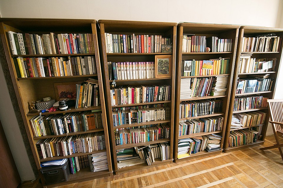 В доме много книг. Фото: Павел МАРТИНЧИК