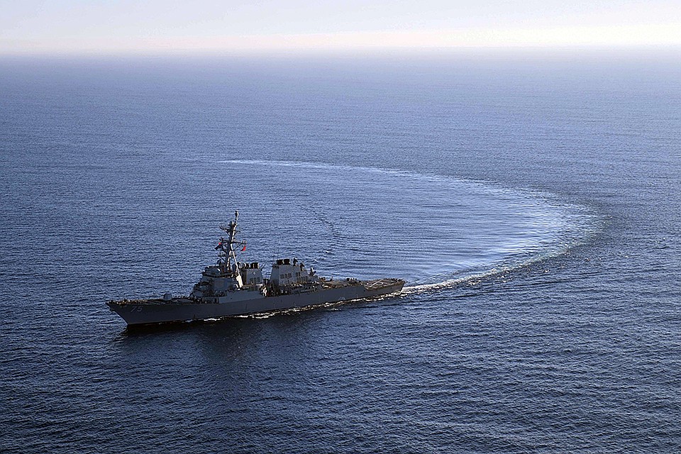 Aмериканцы играют мускулами в нейтральных водах Фото: REUTERS