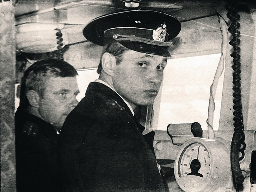 Старший лейтенант Сергей Цивилев на ходовом мостике боевого корабля. Северный флот. 1986 год