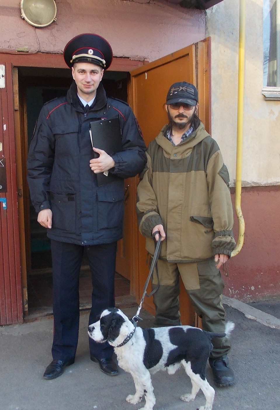 Старший по дому и учатковый присмотрят за Джемом пока не вернется его хозяин. Фото: УГИБДД УМВД РФ по Орловской области.