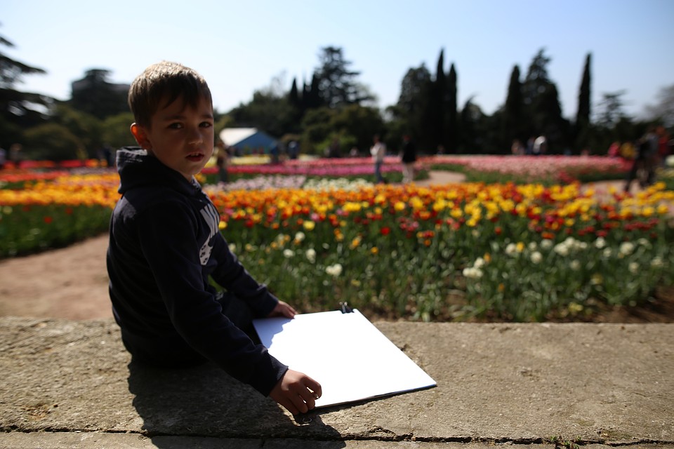 8-летний Тимур еще не видел черные тюльпаны, но обещал пройти по поляне и найти их. Фото: Анастасия МЕДЫНЦЕВА