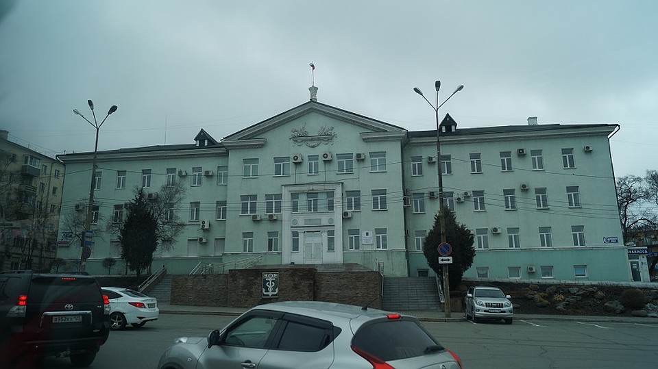 В здании мэрии на Находкинском проспекте несколько лет не могут поделить власть Фото: Максим КАВАЛЕРОВ