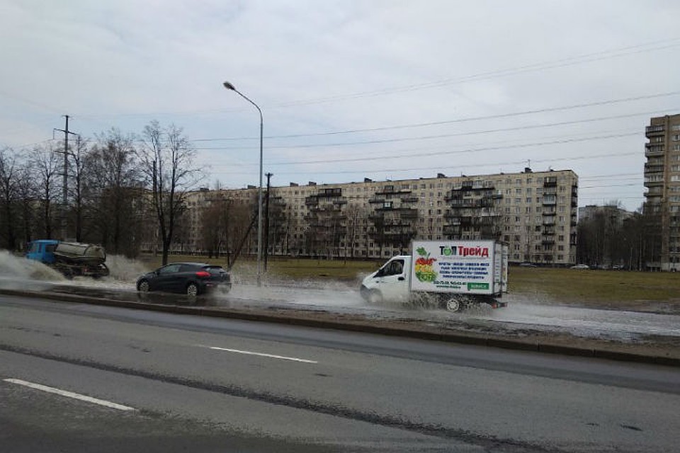 На проспекте Маршала Блюхера все желающие тоже могут искупаться. ФОТО: megapolisonline.ru. Фото: СОЦСЕТИ