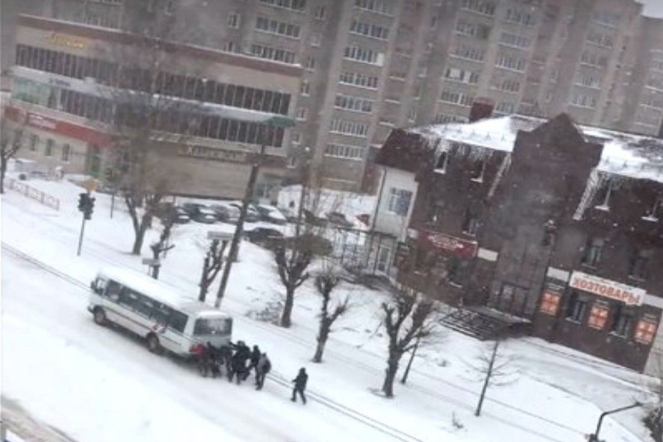 В это воскресное весеннее утро кировчанам пришлось самим выталкивать застревающие в снегу автобусы. Фото: