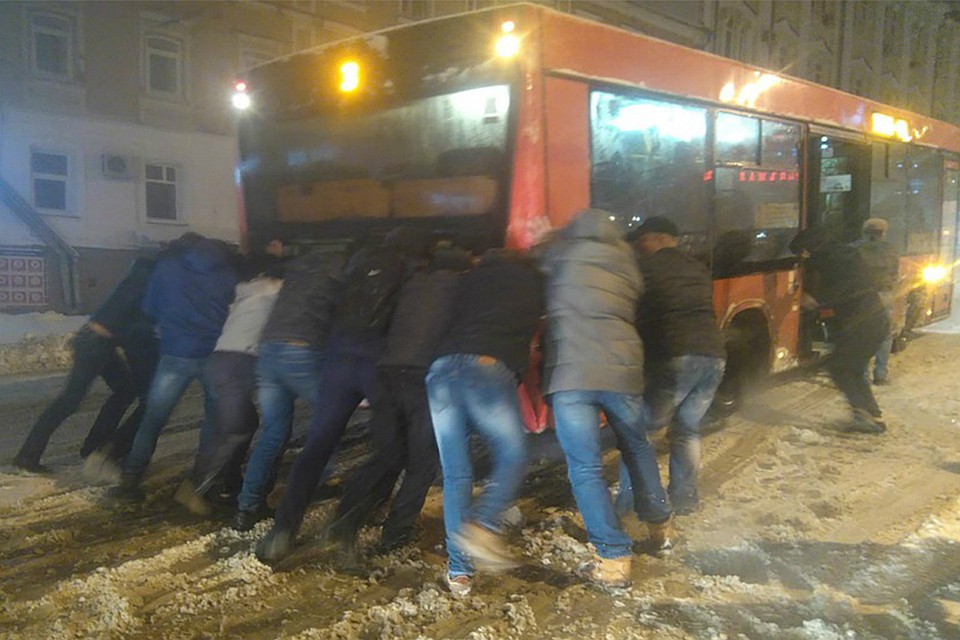 Многие автобусы без помощи пассажиров не справляются. Фото: vk.com/zlo43