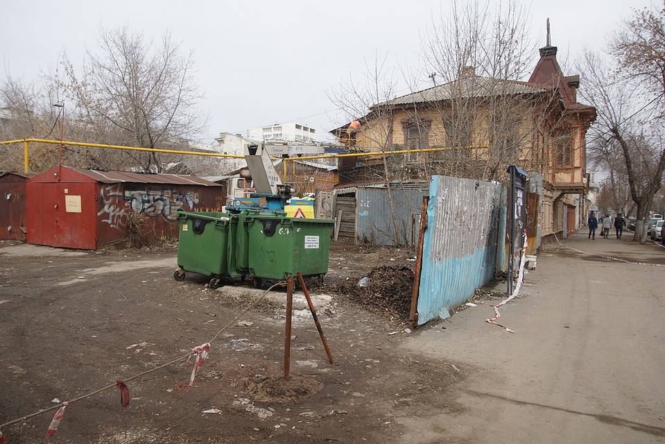 Дома красят, заборы ставят, но мусор прикрыт не со всех сторон Фото: Светлана МАКОВЕЕВА