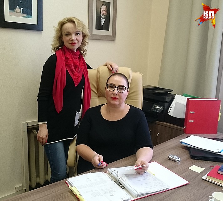 Экс-супруга Армена Джигарханяна Виталина Цымбалюк-Романовская со своим адвокатом Ларисой Широковой Фото: Анастасия ПЛЕШАКОВА