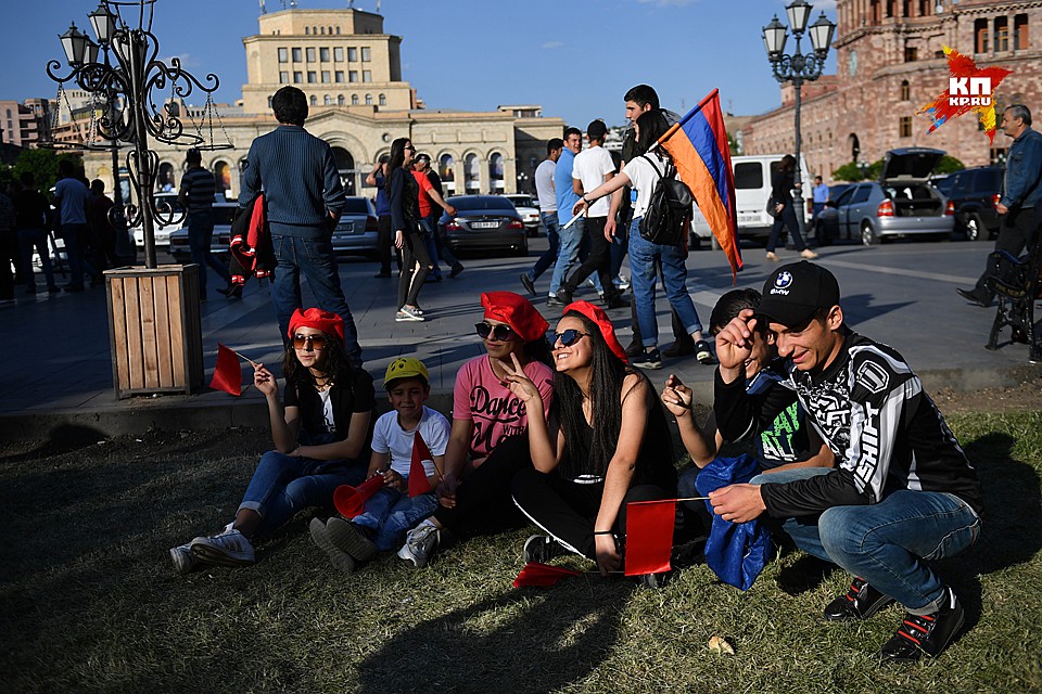 В Киеве были деньги содержать полтора месяца несколько тысяч бездельников на площади Свободы, в Ереване – нет Фото: Сергей МЕДВЕДЕВ