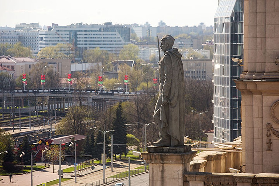 Высота скульптур - по 3,5 метра. Фото: Павел МАРТИНЧИК
