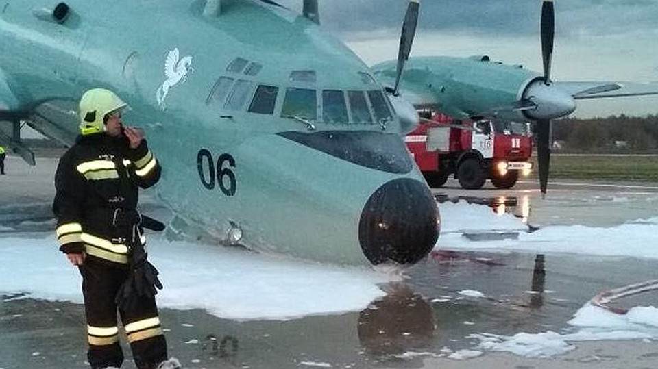 Они приняли единственно верное решение — приземляться на залитую пеной полосу Фото: Соцсети