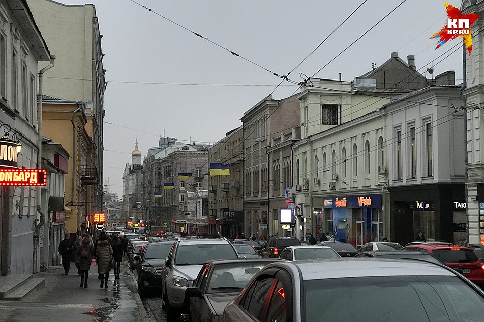 Сумская улица — одна из центральных улиц Харькова, излюбленное место для променада у харьковчан. Власти города сохранили на проезжей части брусчатку и для поднятия духа патриотизма украсили всю улицу национальными желто-синими флагами. Фото: Мария ОРЛОВА