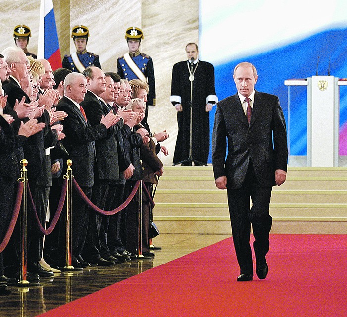 Три тысячи гостей на инаугурации 7 мая 2004 года приветствовали Путина, который прошел через Георгиевский и Александровский залы в Андреевский (на фото), где и принес присягу. Фото: Алексей Панов/ТАСС