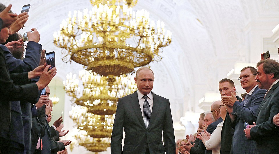 Когда мимо гостей церемонии проходил Путин, в дело пошли смартфоны. Фото: REUTERS
