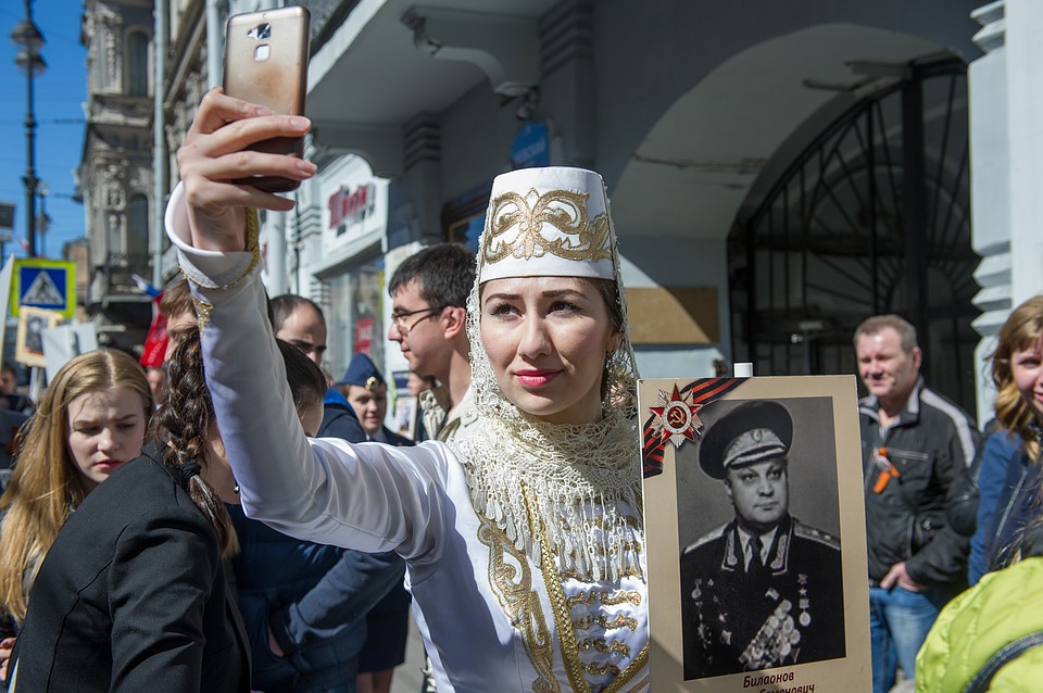 "Однополчане" приходили в национальных костюмах Фото: Олег ЗОЛОТО