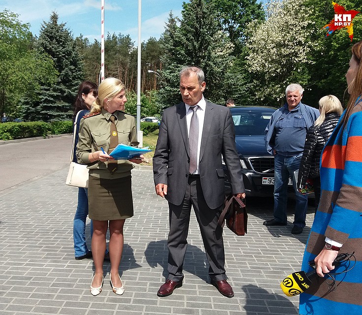 Консул Украины и сотрудница белорусского МЧС в понедельник занимались размещением родственников пострадавших детей. Фото: Оксана БРОВАЧ