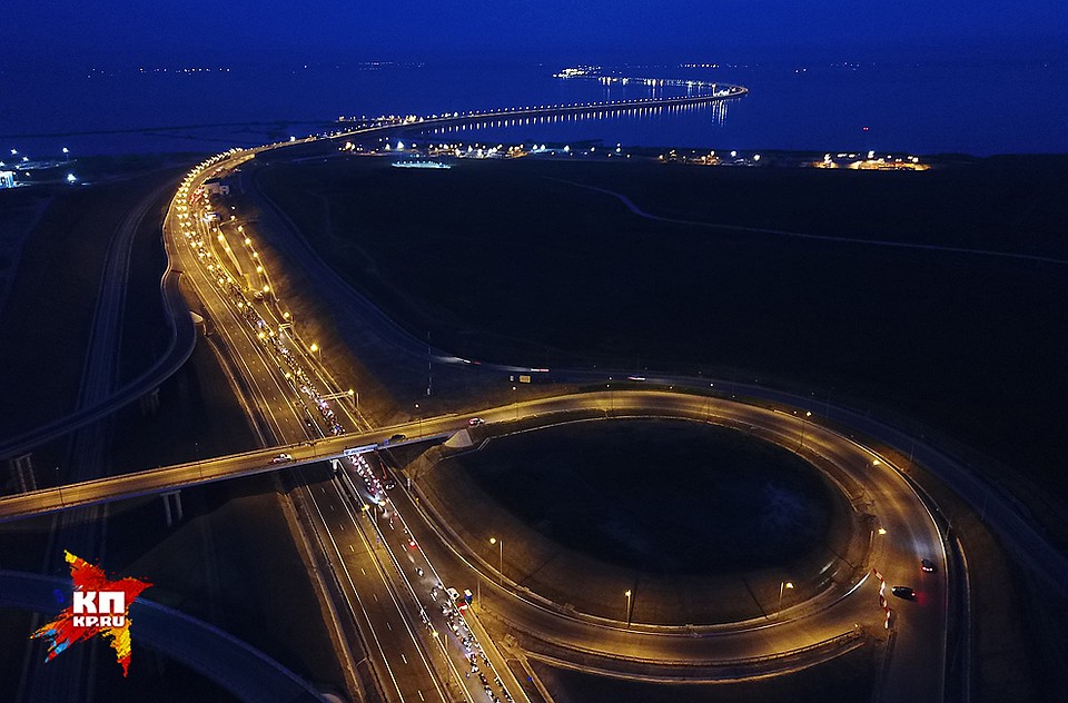Ночная красота "Крымского моста". Фото: Виктор ГУСЕЙНОВ