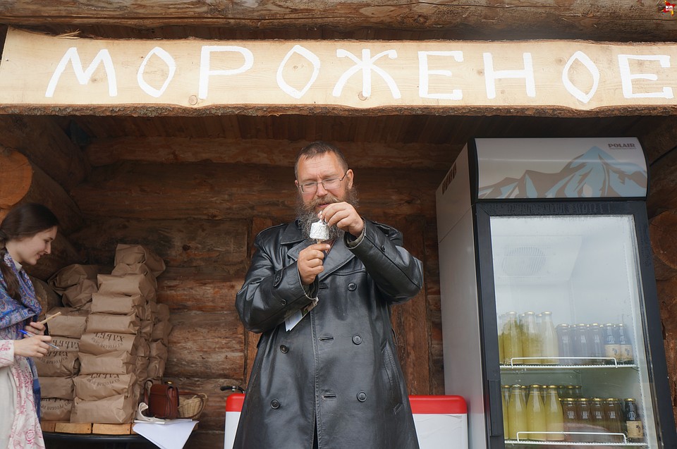 На пороге нас встречает хлебосольный хозяин Герман Стерлигов Фото: Роман ГОЛОВАНОВ