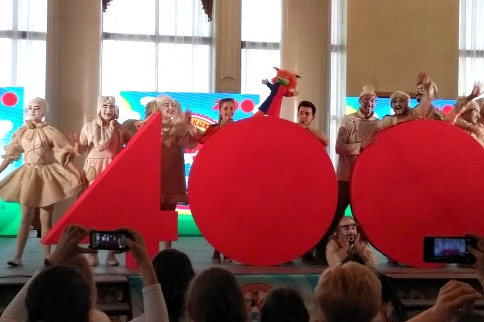 Артисты кемеровского театра "Карман" поздравили с открытием фестиваля. Фото: Екатерина РОМАНОВА