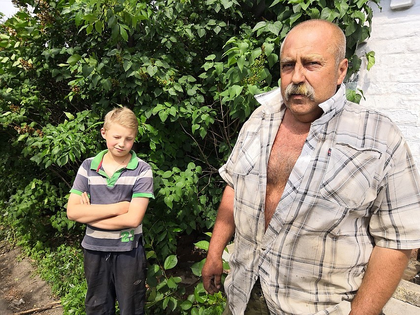 Сына воспитывает сам, ежедневно возит его на учебу и забирает после уроков. Фото: Юлия АНДРИЕНКО