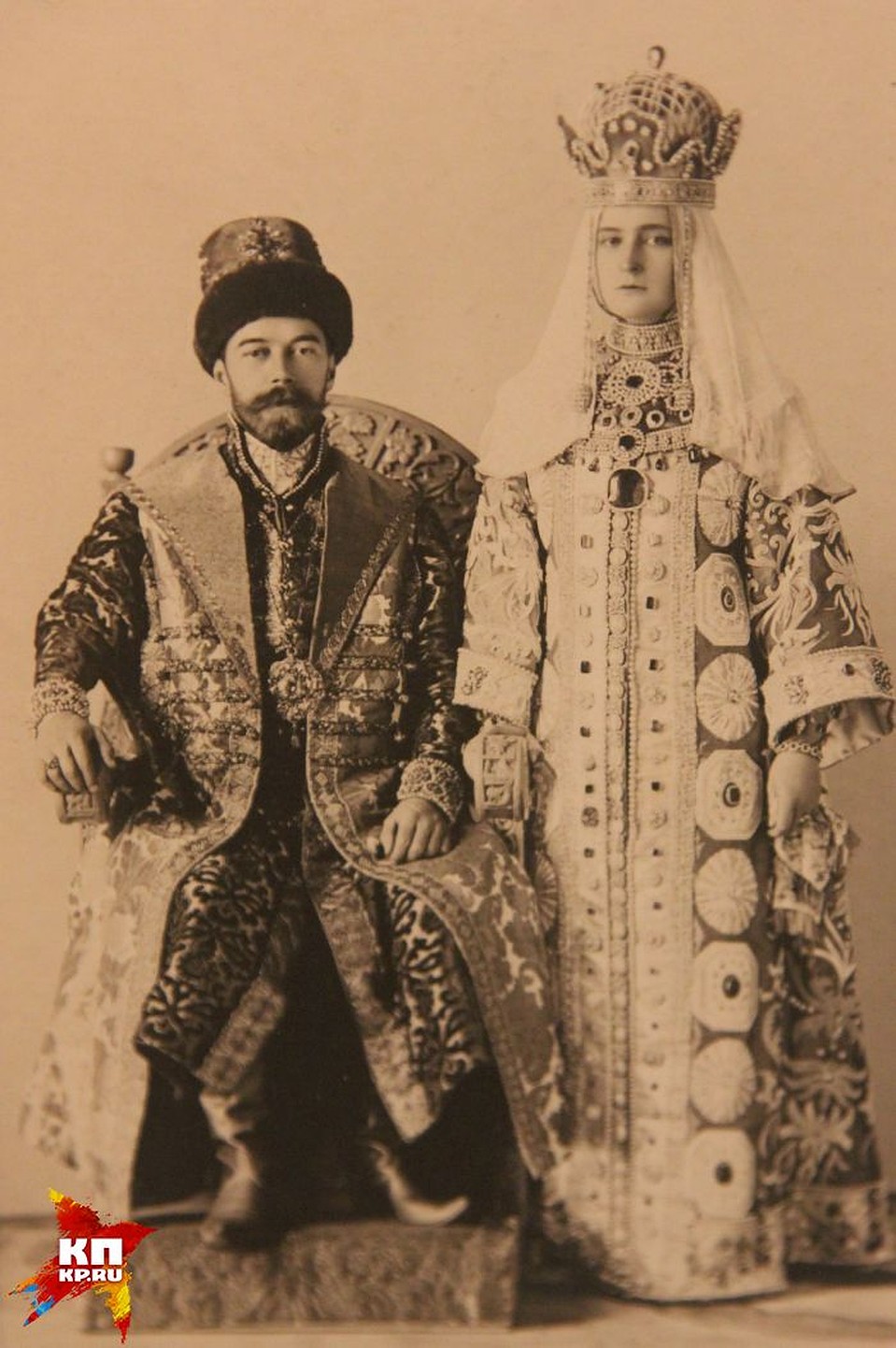 Николай II с супругой на костюмированном балу в Санкт-Петербурге в 1903 году. Фото: проект "Трагедия семьи... Трагедия Родины...", Свердловский областной краеведческий музей имени О.Е. Клера